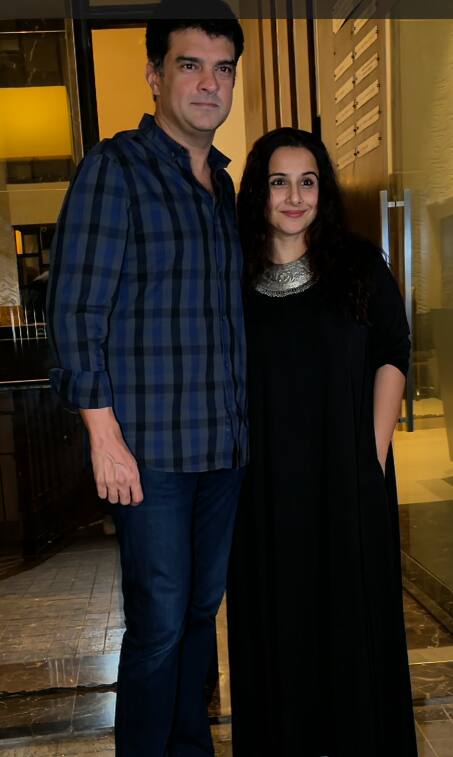 एक्ट्रेस विद्या बालन भी इस पार्टी में अपने पति के साथ पहुंची. जिन्होंने पैपराजी को कई सारे पोज भी दिए.