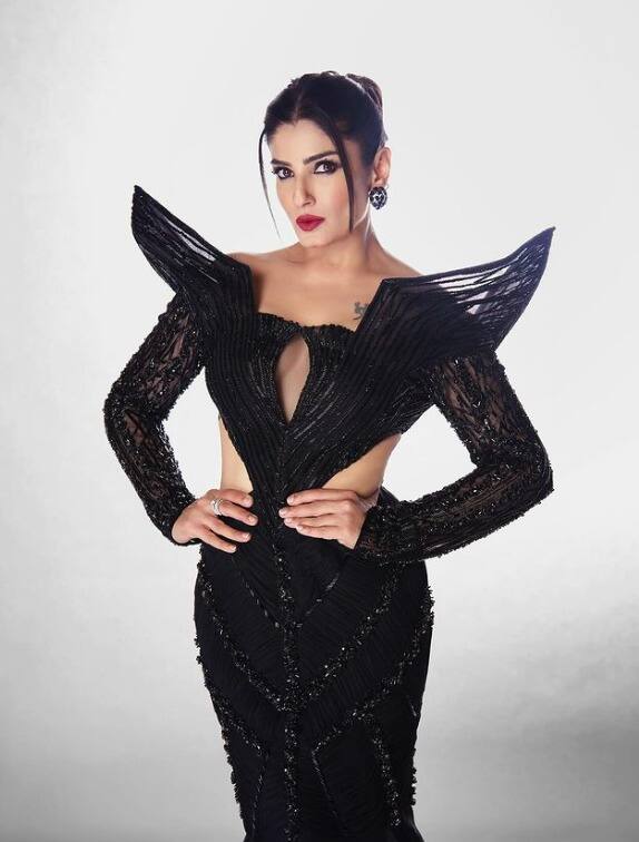 90 के दशक की मशहूर एक्ट्रेस रवीना टंडन एक्टिंग की दुनिया में सक्रिए हैं. लेकिन वे आज भी अपनी हर रिलीज से पहले बेहद नर्वस हो जाती हैं. ऐसे में उनकी बेटी राशा थड़ानी उन्हें संभाला करती हैं.