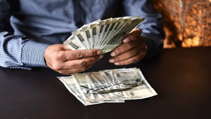 જીવનમાં પૈસા સરળતાથી મળતા નથી. ઘણા લોકો જીવનભર પૈસા કમાય છે, પરંતુ અંતે તેમના હાથમાં કંઈ જ બચતું નથી. જો તમને પણ લાગે છે કે તમે પણ આવા લોકોની શ્રેણીમાં આવો છો, તો તમારે બચત કરવાની શક્તિ જાણવી જોઈએ.