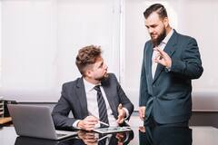 Bonding With Boss :  तुमच्या बॉससोबत किरकोळ वाद होतात तर या गोष्टी फॉलो करा,काम करणे सोपे होईल.