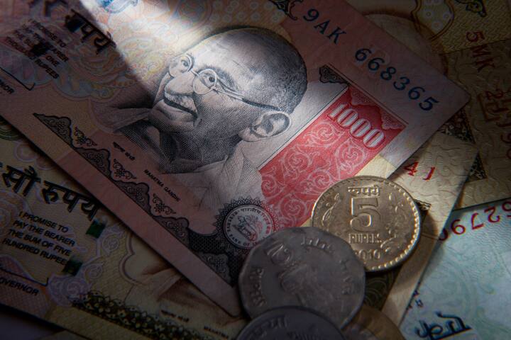 35 વર્ષ પછી તમારી કુલ રકમ લગભગ 1.25 કરોડ રૂપિયા થશે. ચક્રવૃદ્ધિ વ્યાજ હેઠળ તમને વ્યાજ પર પણ વ્યાજ મળે છે. ધારો કે તમને પહેલા મહિનામાં 3000 રૂપિયા પર 10 ટકા એટલે કે 300 રૂપિયા મળ્યા છે. આ રીતે, વ્યાજ પર વ્યાજની કમાણી કરીને, તમે 35 વર્ષમાં એકલા વ્યાજમાંથી 1 કરોડ રૂપિયાથી વધુની કમાણી કરશો.