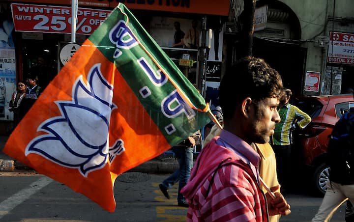 पिछले लोकसभा चुनाव की बात करें तो साल 2019 में बीजेपी को 303 सीटों पर जीत मिली थी. तब गुजरात-राजस्थान समेत 8 राज्यों में बीजेपी ने क्लीन स्वीप किया था, जबकि मध्य प्रदेश जैसे राज्यों में सिर्फ एक सीट हारी थी.