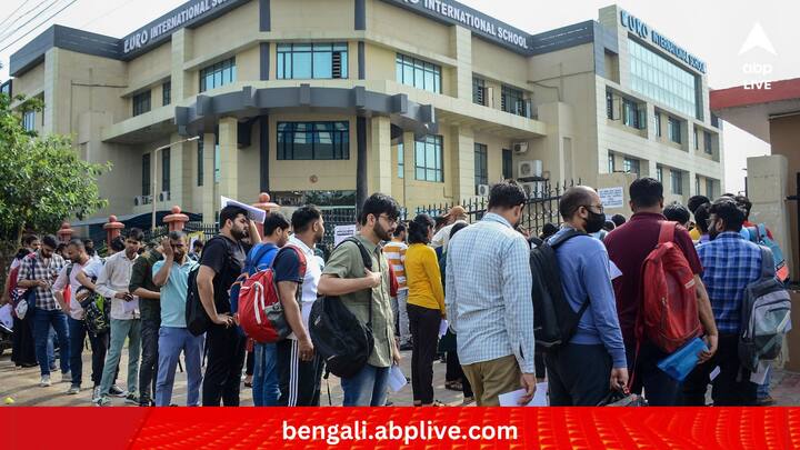 তালিকায় প্রথমেই থাকবেন ইউপিএসসি পরিচালিত সিভিল সার্ভিসেস এগজ্যাম। IAS, IPS এবং IFS-র মতো পদে, কেন্দ্রীয় সরকারের আমলা হিসেবে যোগ দিতে কঠিন এই পরীক্ষার বেড়া ডিঙোনো জরুরি। প্রিলিমিনারি, মেইনস এবং ইন্টারভিউ-এই তিন ধাপে প্রার্থী বাছাইয়ের প্রক্রিয়া চলে।