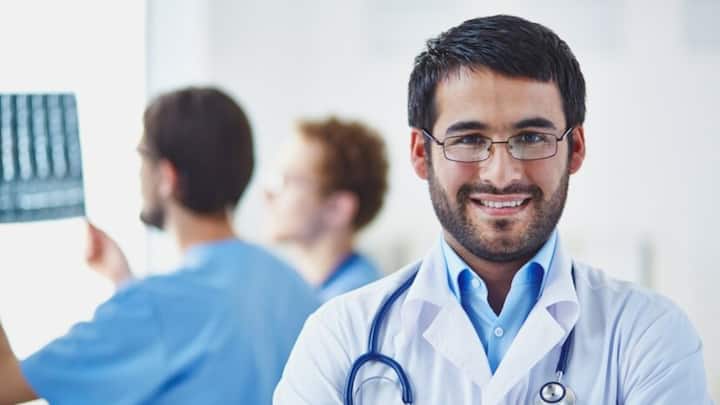 लोकसभा में एक सवाल के जवाब में मंत्रालय की ओर से नेशनल मेडिकल कमीशन की रिपोर्ट पेश की गई है, जिसमें बताया गया है कि भारत में कितने डॉक्टर हैं और इनकी संख्या का क्या अनुपात है.