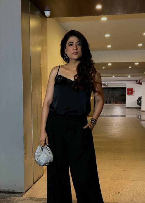 इस पार्टी में एक्टर आयुष्मान खुराना की पत्नी ताहिरा कश्यप भी शामिल हुई. जो ऑफ शोल्डर ड्रेस में काफी खूबसूरत लग रही थी.