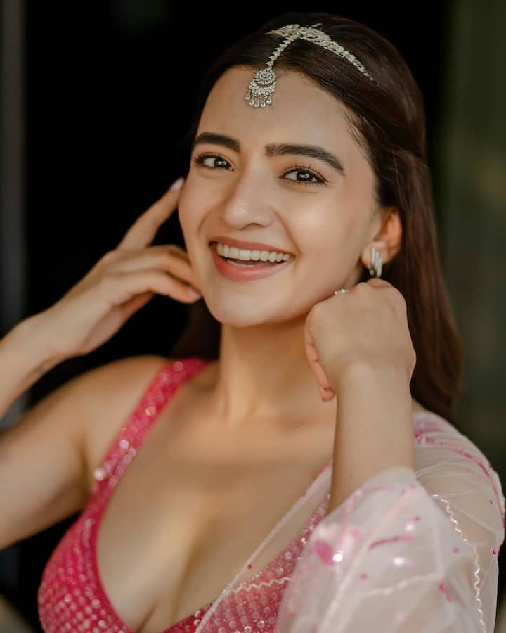 నాని 'కృష్ణార్జున యుద్ధం' సినిమాతో టాలీవుడ్ ప్రేక్షకులకు చేరువైన రుక్సర్ థిల్లాన్..'ABCD', ‘అశోక వనంలో అర్జున కళ్యాణం’ లో నటనకు మంచి మార్కులందుకుంది.