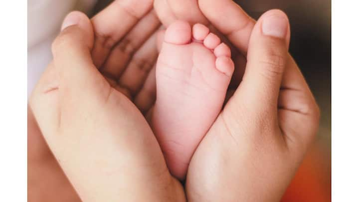 Parenting Tips : पालकांनी हिवाळ्यात मुलांच्या त्वचेकडे विशेष लक्ष दिले पाहिजे आणि काही गोष्टींची काळजी घेतल्यास मुलांची त्वचा निरोगी, मुलायम आणि चमकदार ठेवता येते.