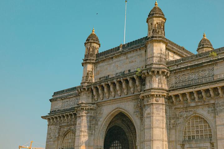 गेटवे ऑफ इंडिया बद्दल कोणाला माहिती नाही? हे मुंबईतील प्रमुख पर्यटन स्थळांपैकी एक आहे. येथे तुम्ही व्हॅलेंटाइन डेच्या दिवशी तुमच्या जोडीदारासोबत समुद्राच्या लाटांमध्ये बोटिंगचा आनंद घेऊ शकता. इथल्या वातावरणात तुम्हाला एक वेगळीच शांतता मिळेल.(Photo Credit : unsplash)