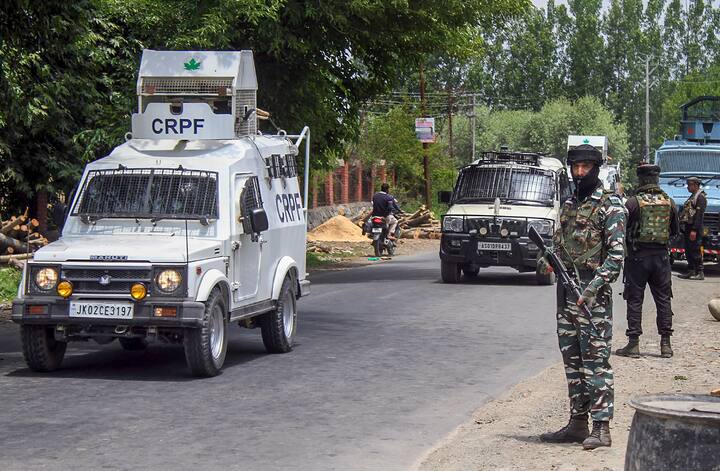 साल 2019 में दोबारा केंद्र में सरकार बनाने के बाद मोदी सरकार ने उसी साल जम्मू कश्मीर से अनुच्छेद-370 खत्म कर दिया था. राज्य को दो केंद्र शासित प्रदेश जम्मू और लद्दाख में बांट दिया गया था.