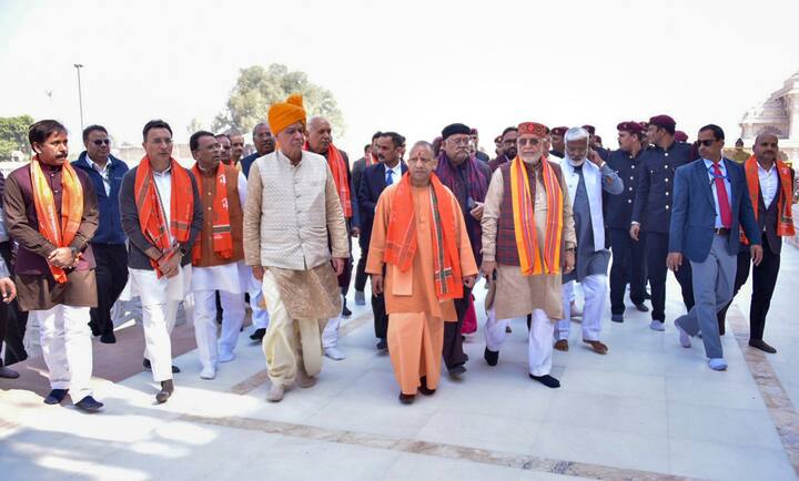 विधायकों को लाने वाली दस बसें एक निर्दिष्ट प्रवेश बिंदु के माध्यम से मंदिर परिसर के अंदर चली गईं और चंपत राय सहित मंदिर ट्रस्ट के सदस्यों ने विधायकों तथा विधान पार्षदों का स्वागत किया.