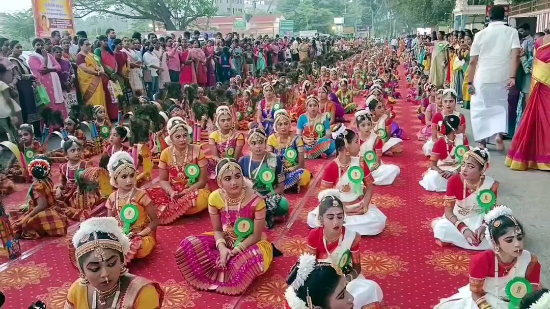 1000 பேர்  பங்கேற்ற பரத நாட்டிய நிகழ்ச்சி; பழனியில் பார்வையாளர்களை கவர்ந்த நடன கலைஞர்கள்