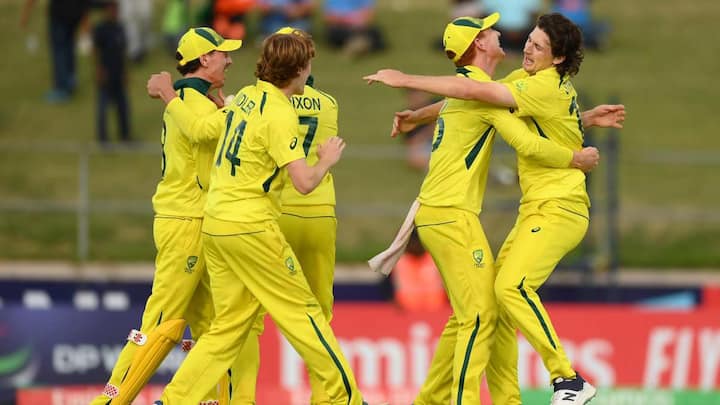 ऑस्ट्रेलिया ने भारत के खिलाफ पहले बैटिंग करते हुए 50 ओवरों में 7 विकेट के नुकसान के साथ 253 रन बनाए. इस दौरान हरजस सिंह ने अर्धशतक जड़ा. उन्होंने 64 गेंदों में 55 रन बनाए.