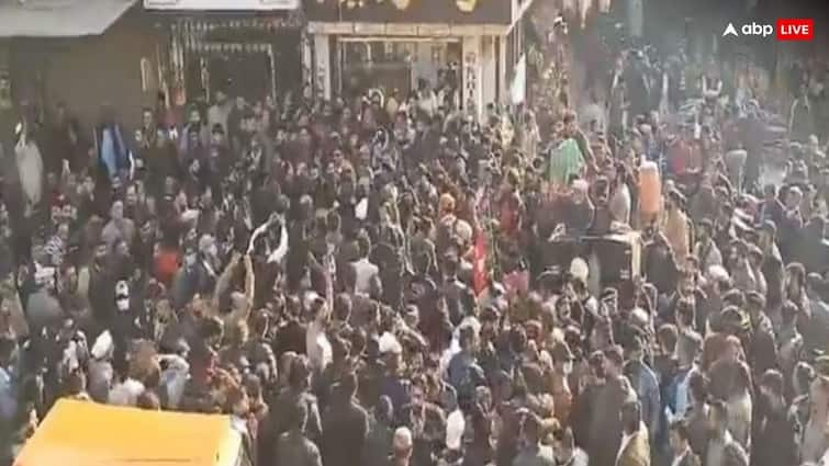 चुनाव नतीजों में धांधली के ख‍िलाफ सड़कों पर उतरे PTI समर्थक, पुल‍िस ने छोड़ी आंसू गैस, कई ग‍िरफ्तार