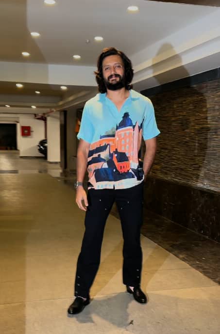 वहीं एक्टर रितेश देशमुख को भी नेहा धूपिया की पार्टी में स्पॉट किया गया. जो काफी कूल लुक में नजर आए.