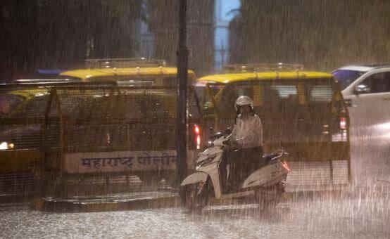 ਇਸ ਦੇ ਨਾਲ ਹੀ ਮੌਸਮ ਵਿਭਾਗ ਨੇ ਅਗਲੇ 24 ਘੰਟਿਆਂ 'ਚ ਵਿਦਰਭ 'ਚ ਗੜੇਮਾਰੀ ਹੋਣ ਦੀ ਸੰਭਾਵਨਾ ਜਤਾਈ ਹੈ। ਅਗਲੇ 24 ਘੰਟਿਆਂ 'ਚ ਮੱਧ ਪ੍ਰਦੇਸ਼, ਉੜੀਸਾ, ਝਾਰਖੰਡ, ਤੇਲੰਗਾਨਾ ਅਤੇ ਮਰਾਠਵਾੜਾ 'ਚ ਹਲਕੀ ਬਾਰਿਸ਼ ਹੋਣ ਦੀ ਸੰਭਾਵਨਾ ਹੈ। ਮੌਸਮ ਵਿਭਾਗ ਨੇ ਮਛੇਰਿਆਂ ਨੂੰ 13 ਫਰਵਰੀ ਤੱਕ ਸਮੁੰਦਰ ਵਿੱਚ ਨਾ ਜਾਣ ਦੀ ਸਲਾਹ ਦਿੱਤੀ ਹੈ।