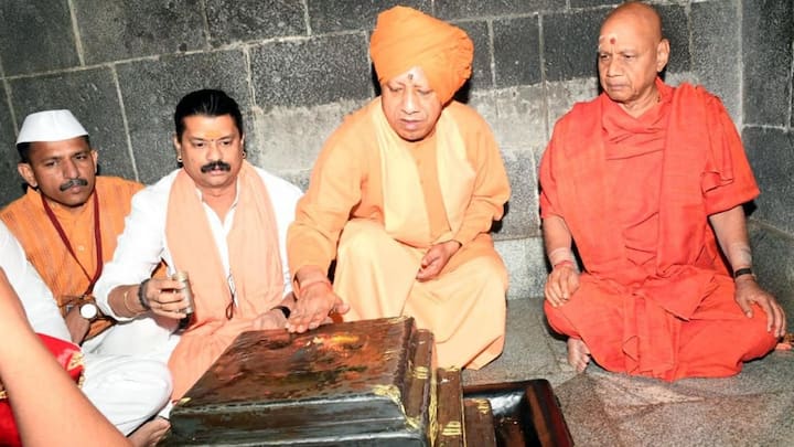 UP News: सीएम योगी ने आज सुबह पुणे स्थित पूज्य ज्ञानेश्वर महाराज की संजीवन समाधि मंदिर पहुंचकर पूजा-अर्चना की. इस अवसर पर यूपी के जलशक्ति मंत्री स्वतंत्रदेव सिंह भी मौजूद रहे.
