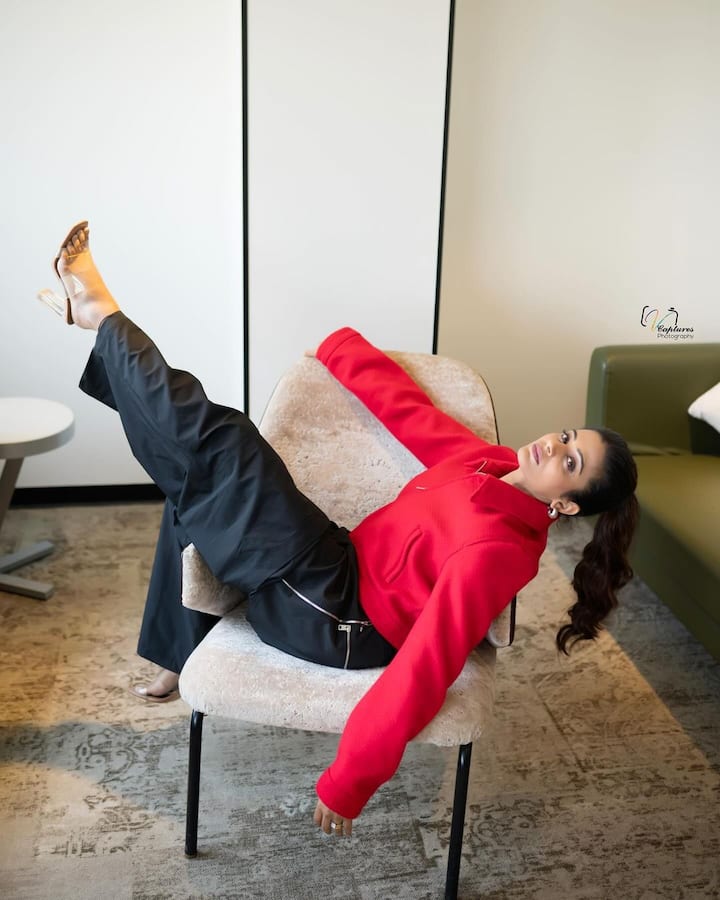 సీనియర్ హీరోయిన్ ప్రియమణి కూర్చీతో విన్యాసాలు చేసింది. తన లేటెస్ట్ ఫోటోషూట్​ కోసం కుర్చీని ఉపయోగించింది. (Image Source : Instagram/pillumani)