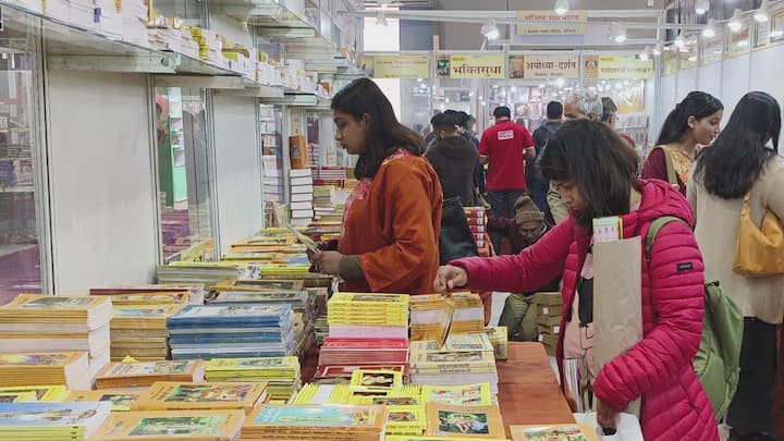 World Book Fair Delhi: विश्व पुस्तक मेला 10 फरवरी से प्रगति मैदान के भारत मंडपम में जारी है. नेशनल बुक ट्रस्ट की ओर से आयोजित विश्व पुस्तक मेले का लोग 18 फरवरी तक लुफ्त उठा सकते हैं.