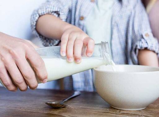 રાત્રે સૂતા પહેલા  દૂધ પીવાથી ગાઢ નિંદ્રાનું સુખ પણ મળે છે અને રોગપ્રતિકારક શક્તિમાં  વધારો થાય છે.  દૂધ કેલ્શિયમની ઉણપ દૂર કરે છે-કેલ્શિયમ આપણા શરીરમાં હાડકાં અને દાંતની વૃદ્ધિ અને મજબૂતી માટે જરૂરી છે.