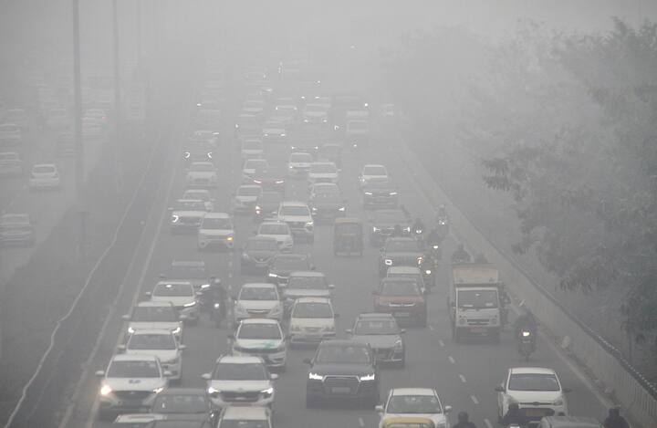 मौसम विभाग ने अपने पूर्वानुमान में बताया था कि राजधानी दिल्ली में रविवार (11 फरवरी) को सुबह के समय धुंध छाई रहेगी, इसके साथ ही आज अधिकतम तापमान 25 डिग्री सेल्सियस और न्यूनतम तापमान सात डिग्री सेल्सियस के आसपास रहने का अनुमान है.