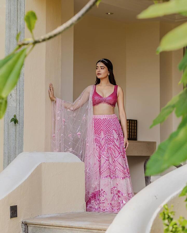 నాని 'కృష్ణార్జున యుద్ధం' సినిమాతో టాలీవుడ్ ప్రేక్షకులకు చేరువైన రుక్సర్ థిల్లాన్..'ABCD', ‘అశోక వనంలో అర్జున కళ్యాణం’ లో నటనకు మంచి మార్కులందుకుంది.