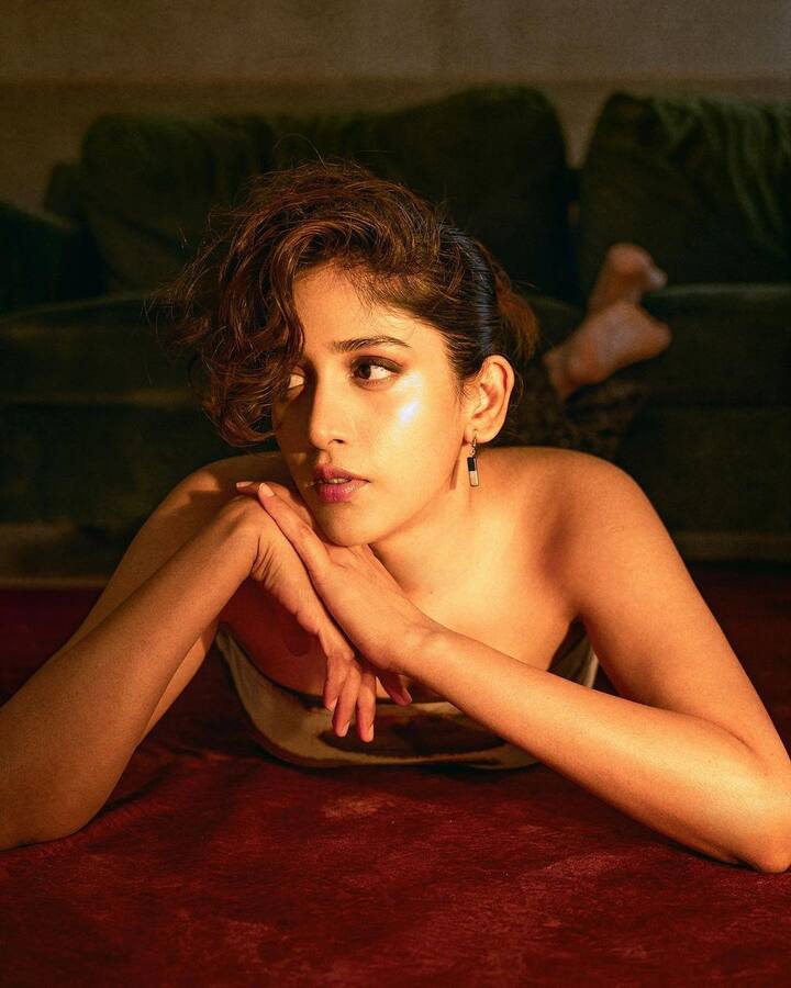 వాటితోనే ఆమెకు టాలీవుడ్​లో హీరోయిన్​గా అవకాశాలు వచ్చాయి. కుందనపు బొమ్మ సినిమాతో తెలుగులోకి హీరోయిన్​గా ఎంట్రీ ఇచ్చింది. అంతకముందు పలు సినిమాల్లో చిన్నచిన్న పాత్రల్లో నటించింది.(Images Source : Instagram/Chandini.chowdary)