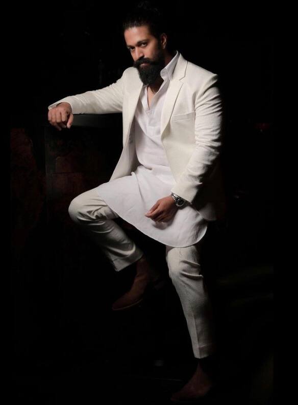 कन्नड़ सिनेमा के सबसे अमीर एक्टर्स की लिस्ट में सबसे टॉप पर 'केजीएक' स्टार यश का नाम आता है. वे एक फिल्म का 50 से 100 करोड़ रुपये चार्ज करते हैं.