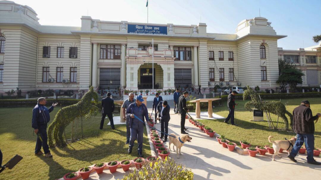 Bihar Assembly Floor Test Nitish Kumar Tejashwi Yadav JDU RJD Congress Deputy Chief Minister Vijay Kumar Sinha Bihar: Nitish Govt Prepares For Floor Test As JD(U), BJP Hold Huddles. Cong MLAs To Camp At Tejashwi's Home