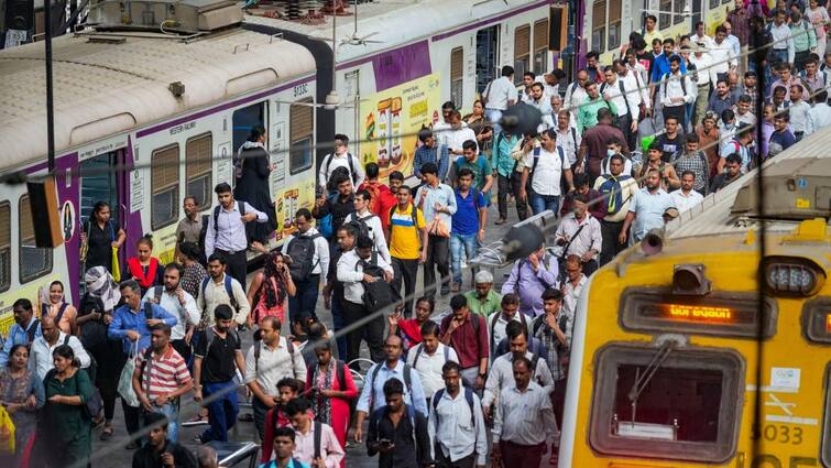 Mumbai Local Trains Over 100 Cancelled on Central Railway Division Chhatrapati Shivaji Maharaj Terminus Absence of Motomen Mumbai Local Trains: अंतिम संस्कार में शामिल होने गए थे मोटरमैन, 147 ट्रेनें हुई रद्द, घंटों स्टेशन पर फंसे रहे यात्री