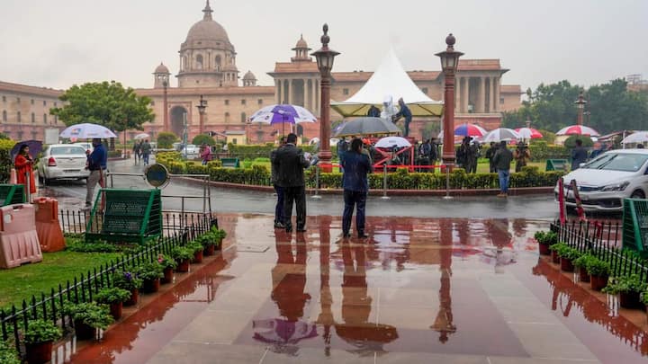 IMD Weather Update: उत्तर प्रदेश, बिहार और झारखंड में 11 और 12 फरवरी को छिटपुट बारिश की संभावना है. इसके अलावा छत्तीसगढ़ और महाराष्ट्र में भी आज बारिश का अनुमान है.