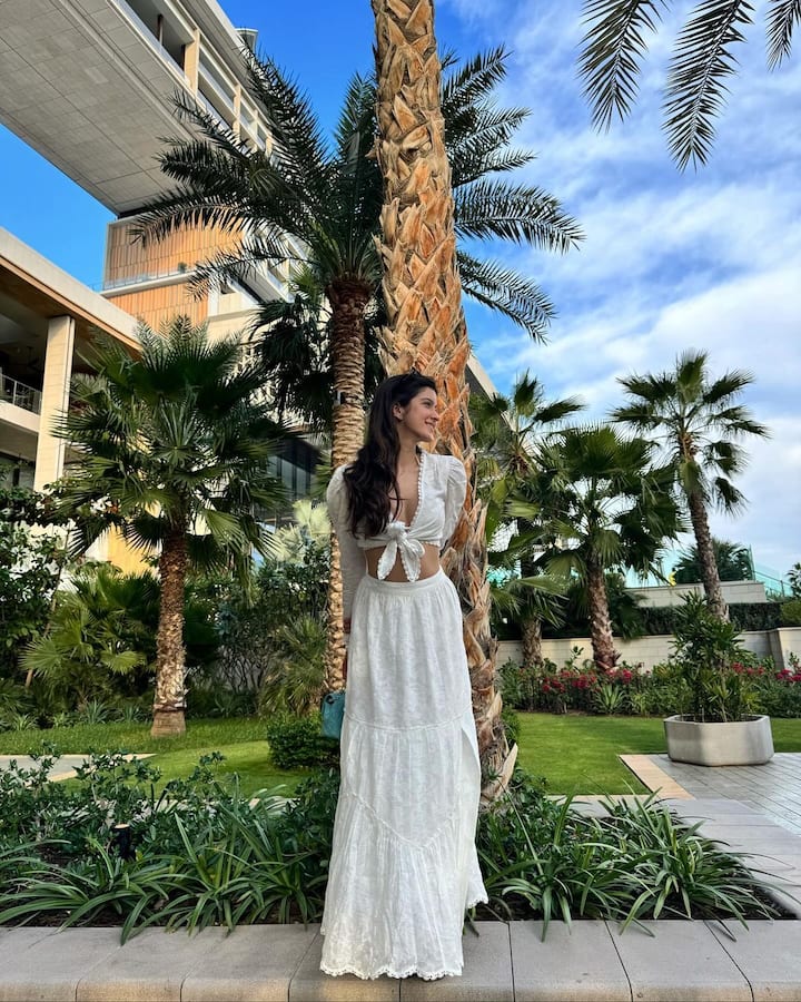 Shanaya Kapoor loves treating fans and followers to her stunning pictures on Instagram.