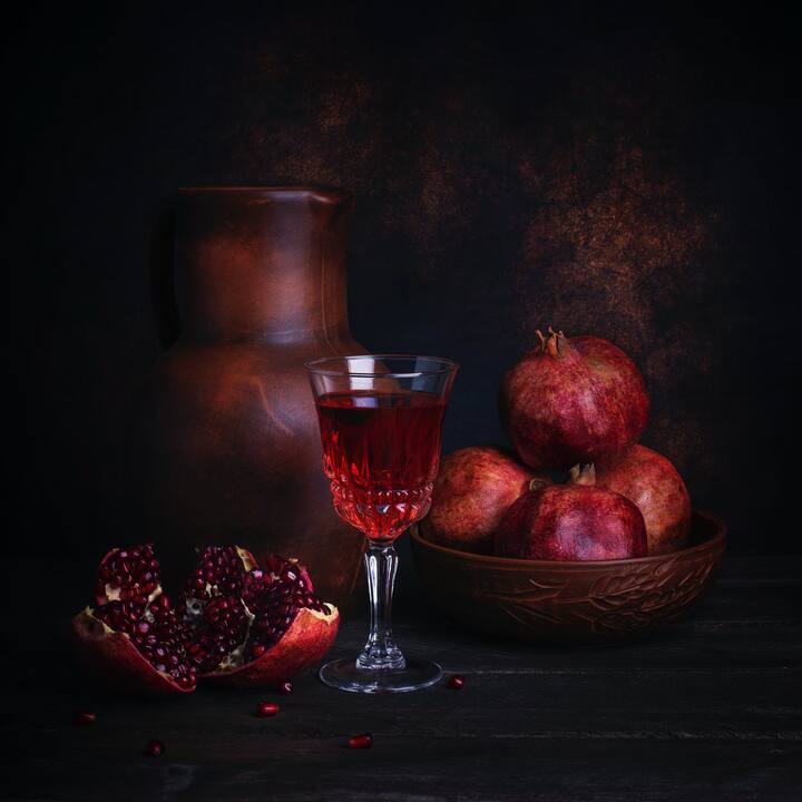 डाळिंबाचा रस पिणे आरोग्यासाठी खूप फायदेशीर आहे. हे पिल्याने कोलेस्टेरॉल कमी होण्यास मदत होते, ज्यामुळे रक्तवाहिन्या ब्लॉक होत नाहीत आणि हृदयरोगाचा धोका कमी होतो. त्यामुळे रक्तदाब नियंत्रित होण्यासही खूप मदत होते.(Photo Credit : pexels )