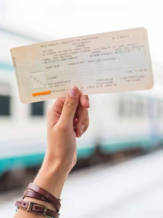 रेल में बिना टिकट किस प्रकार सफर किया जा सकता है?