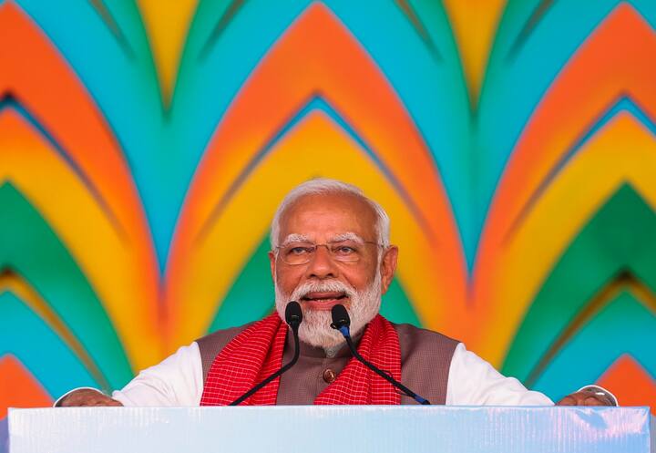 साल 2014 से केंद्र में काबिज बीजेपी यह दावा कर चुकी है कि उनकी सरकार का तीसरा कार्यकाल दूर नहीं है. इतना ही नहीं पीएम मोदी भी राज्यसभा में इस बात को दोहरा चुके हैं. अब एक सर्वे में सामने आया है कि पीएम मोदी की जगह कौन सा वो नेता है, जो उनकी कमान संभालने के लिए ठीक है.