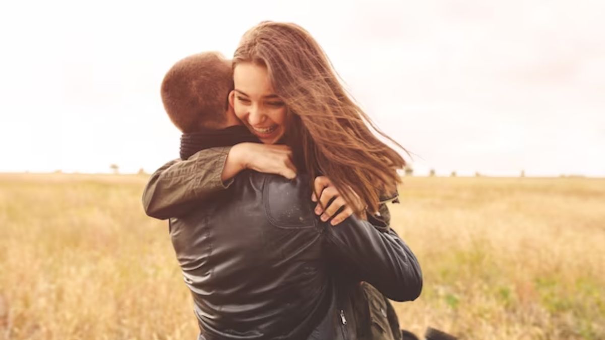 Happy Hug Day 2024: अपने पार्टनर को इन मैसेज से करें विश, बन जाएगा दिन