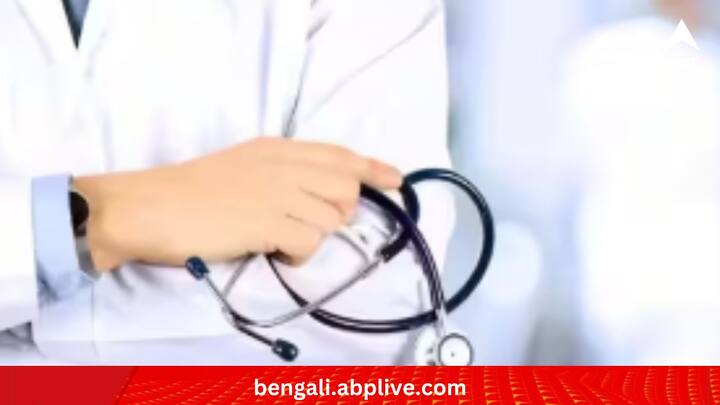 ন্যাশনাল এলিজিবিলিটি কাম এন্ট্রান্স টেস্ট বা NEET। সরকারি মেডিক্য়াল কলেজে ডাক্তারি পড়ার জন্য় এই পরীক্ষার ব্যবস্থা করে ন্যাশনাল টেস্টিং এজেন্সি। পরীক্ষায় বসতে হলে দ্বাদশ শ্রেণিতে পদার্থবিদ্যা, রসায়ন এবং জীবনবিজ্ঞান থাকতে হবে। পাশাপাশি দ্বাদ্শ শ্রেণির বোর্ডের পরীক্ষাতেও নির্দিষ্ট নম্বর পেতে হবে। রয়েছে আরও কিছু নিয়মবিধি। পরীক্ষায় উতরোনোর পাশাপাশি