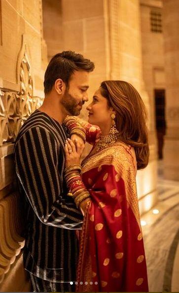 ਅੰਕਿਤਾ ਲੋਖੰਡੇ ਅਤੇ ਵਿੱਕੀ ਜੈਨ ਨੇ ਸੋਸ਼ਲ ਮੀਡੀਆ 'ਤੇ ਆਪਣੀਆਂ ਰੋਮਾਂਟਿਕ ਤਸਵੀਰਾਂ ਸ਼ੇਅਰ ਕੀਤੀਆਂ ਹਨ।