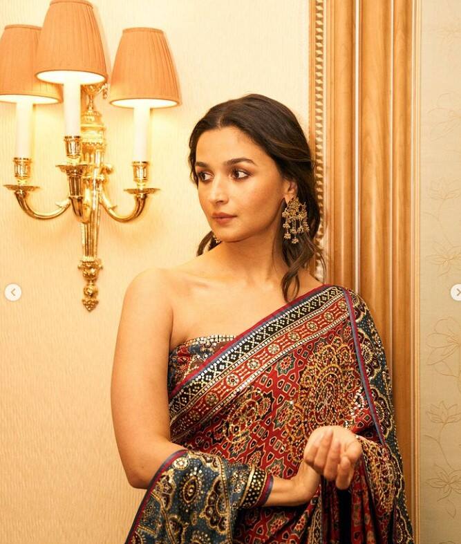 ਕੌਫੀ ਵਿਦ ਕਰਨ ਸਾਲ 2014 ਵਿੱਚ ਆਲੀਆ ਭੱਟ ਅਦਾਕਾਰਾ ਪਰਿਣੀਤੀ ਚੋਪੜਾ ਨਾਲ ਆਈ ਸੀ। ਜਦੋਂ ਕਰਨ ਨੇ ਆਲੀਆ ਤੋਂ ਸ਼ੋਅ 'ਚ ਸਿੰਗਲ ਹੋਣ ਬਾਰੇ ਪੁੱਛਿਆ ਤਾਂ ਅਭਿਨੇਤਰੀ ਨੇ ਕਿਹਾ ਸੀ- 'ਮੈਂ ਸਿੰਗਲ ਰਹਿ ਕੇ ਖੁਸ਼ ਹਾਂ ਪਰ ਜਦੋਂ ਛੁੱਟੀ ਹੁੰਦੀ ਹੈ ਤਾਂ ਮੈਨੂੰ ਬੁਰਾ ਲੱਗਦਾ ਹੈ ਕਿਉਂਕਿ ਮੇਰੇ ਆਲੇ-ਦੁਆਲੇ ਜੋੜੇ ਹੁੰਦੇ ਹਨ।' ਆਲੀਆ ਨੇ ਅੱਗੇ ਕਿਹਾ- ਵੈਲੇਨਟਾਈਨ ਡੇ ਬਹੁਤ ਜ਼ਿਆਦਾ ਓਵਰਰੇਟਿਡ ਹੈ।