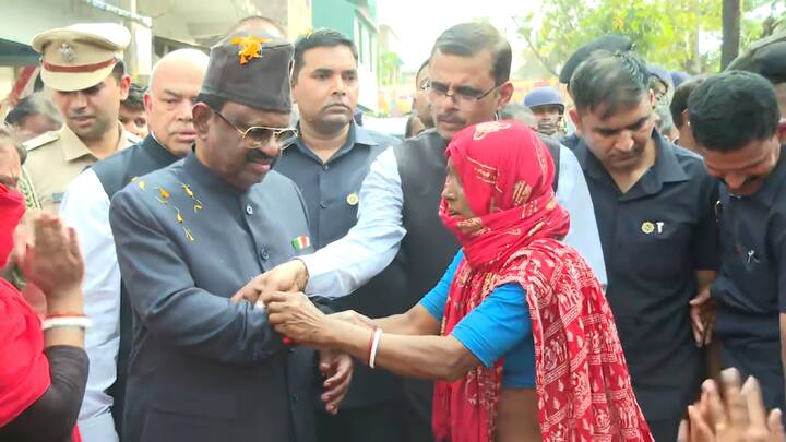স্থানীয় পুলিশ কোনও অভিযোগ নেয় না বলে রাজ্যপালের কাছে অভিযোগ করেছেন স্থানীয় মহিলারা। এক মহিলা বলেন, 'আমাদের মায়েদের শান্তির জন্য আপনারা কী চাইছেন জানি না। কিন্তু শেখ শাহজাহান, শিবু হাজরাদের না ধরলে আপনারা চলে গেলে আমাদের যে অবস্থা হবে তা আরও ভয়ঙ্কর হবে। আমরা এরপর মুখ তুলে তাকাতে পারব না। ১৩ বছর ধরে যা অত্যাচার হচ্ছে, তার থেকেও ভয়ঙ্কর হবে। ওরা যদি ফিরে আসে।'