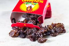 Benefits of Eating Raisins : मनुका या सोबत खा ! होतील आश्चर्यकारक फायदे !