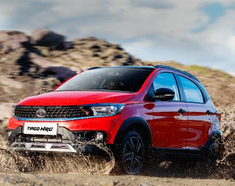 ऑटोमेटिक क्लाइमेट कंट्रोल फीचर के साथ, टाटा टियागो में सेफ्टी के लिए डुअल एयरबैग, डायनेमिक गाइडलाइंस के साथ रियर पार्किंग कैमरा, ईबीडी के साथ एबीएस और कॉर्नर स्टेबिलिटी कंट्रोल जैसे फीचर्स भी मिलते हैं. इस हैचबैक की शुरुआती एक्स शोरूम कीमत ₹5,60,000 से शुरू होती है.