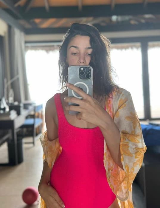 ਜਦੋਂ ਕਰਨ ਨੇ ਉਸ ਨੂੰ ਕਿਹਾ ਕਿ ਉਹ ਅਜਿਹਾ ਇਸ ਲਈ ਕਹਿ ਰਹੀ ਹੈ ਕਿਉਂਕਿ ਉਸ ਦਾ ਕੋਈ ਬੁਆਏਫ੍ਰੈਂਡ ਨਹੀਂ ਹੈ ਤਾਂ ਆਲੀਆ ਨੇ ਕਿਹਾ- 'ਨਹੀਂ, ਵੈਲੇਨਟਾਈਨ ਡੇਅ ਅਤੇ ਨਿਊ ਈਅਰ। ਇੱਕ ਵਾਰ ਮੇਰਾ ਬੁਆਏਫ੍ਰੈਂਡ ਮੈਨੂੰ ਵੈਲੇਨਟਾਈਨ ਡੇ 'ਤੇ ਬਾਹਰ ਲੈ ਗਿਆ ਅਤੇ ਉਸਨੇ ਮੇਰੇ ਨਾਲ ਪੂਰਾ ਸਮਾਂ ਗੱਲ ਨਹੀਂ ਕੀਤੀ ਸੀ, ਇਸ ਲਈ ਮੈਨੂੰ ਲੱਗਦਾ ਹੈ ਕਿ ਇਹ ਬਹੁਤ ਜ਼ਿਆਦਾ ਓਵਰਰੇਟਿਡ ਹੈ।