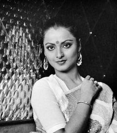 रेखा को जबरदस्ती 5 मिनट तक Kiss करता रहा ये एक्टर, रोती रही थीं एक्ट्रेस, बवाल के बाद कोर्ट पहुंचा मामला