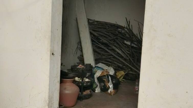 An electric pole planted inside an house in Thoothukudi Electricity Board officials did not take action Thoothukudi: வீட்டிற்குள் மின்கம்பம்; நடவடிக்கை எடுக்காத மின்வாரியத்துறை; அச்சத்தில் வயதான மாற்றுத்திறனாளி