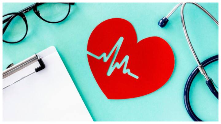 हाल ही में हुई एक रिसर्च के मुताबिक, गलत समय पर खाना खाने से हार्ट अटैक का खतरा बढ़ सकता है. आइए जानते कैसे गलत समय पर खाना खाने से हार्ट अटैक का खतरा बढ़ जाता है.