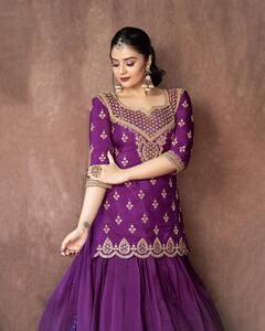 Sreemukhi Photos : పర్పుల్​ కలర్ డ్రెస్​లో వావ్ వావ్​గా కనిపిస్తున్న శ్రీముఖి