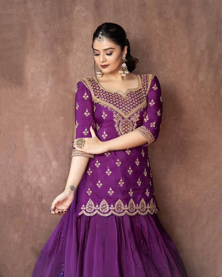 డ్రెస్​కి తగ్గట్లు పెద్ద పెద్ద ఝుంకాలు పెట్టుకుని తలలో పాపిడి బిళ్ల పెట్టుకుని అందంగా కనిపించింది. వాటిని ఇన్​స్టాగ్రామ్​ వేదికగా షేర్ చేస్తూ.. వాటికి uper singer ✨ Tonight అంటూ క్యాప్షన్ పెట్టింది. (Images Source : Instagram/Sreemukhi)