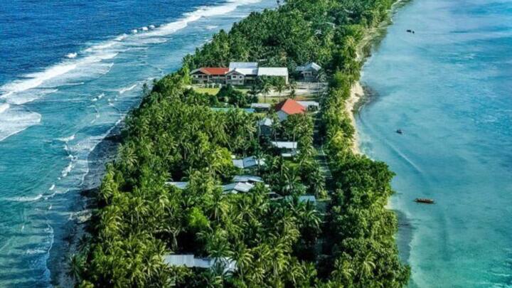 चौथे नंबर पर है Tuvalu. यह देश 26 स्क्वायर किलोमीटर में फैला है. यहां की आधिकारिक भाषा Tuvaluan English है. यहां की आबादी 11,204 है.