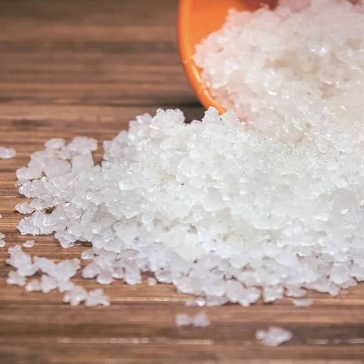 ਸੋਡੀਅਮ ਦੀ ਸੀਮਤ ਮਾਤਰਾ ਤੁਹਾਨੂੰ ਬਲੱਡ ਪ੍ਰੈਸ਼ਰ ਦੀ ਬਿਮਾਰੀ ਤੋਂ ਬਚਾਉਂਦੀ ਹੈ। ਕਿਉਂਕਿ ਜ਼ਿਆਦਾ ਨਮਕ ਦਾ ਸੇਵਨ ਲੰਬੇ ਸਮੇਂ ਤੱਕ ਧਮਨੀਆਂ, ਦਿਲ ਅਤੇ ਖੂਨ ਦੀਆਂ ਨਾੜੀਆਂ ਨੂੰ ਨੁਕਸਾਨ ਪਹੁੰਚਾਉਂਦਾ ਹੈ। ਇਸ ਤੋਂ ਇਲਾਵਾ ਜੋ ਲੋਕ ਆਪਣੀ ਖੁਰਾਕ 'ਚ ਨਮਕ ਦੀ ਮਾਤਰਾ ਘੱਟ ਕਰਦੇ ਹਨ, ਉਹ ਲੰਬੇ ਸਮੇਂ ਤੱਕ ਜੀਉਂਦੇ ਰਹਿੰਦੇ ਹਨ।