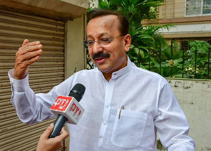 इससे पहले 8 फरवरी को महाराष्ट्र में बाबा सिद्दीकी ने इस्तीफा दिया था. बाबा सिद्दीकी ने इसको लेकर सोशल मीडिया पर पोस्ट करते हुए कहा था कि मैं एक युवा किशोर के रूप में भारतीय राष्ट्रीय कांग्रेस पार्टी में शामिल हुआ और यह 48 वर्षों तक चलने वाली एक महत्वपूर्ण यात्रा रही है. आज मैं भारतीय राष्ट्रीय कांग्रेस पार्टी (INC) की प्राथमिक सदस्यता से तत्काल प्रभाव से इस्तीफा देता हूं.